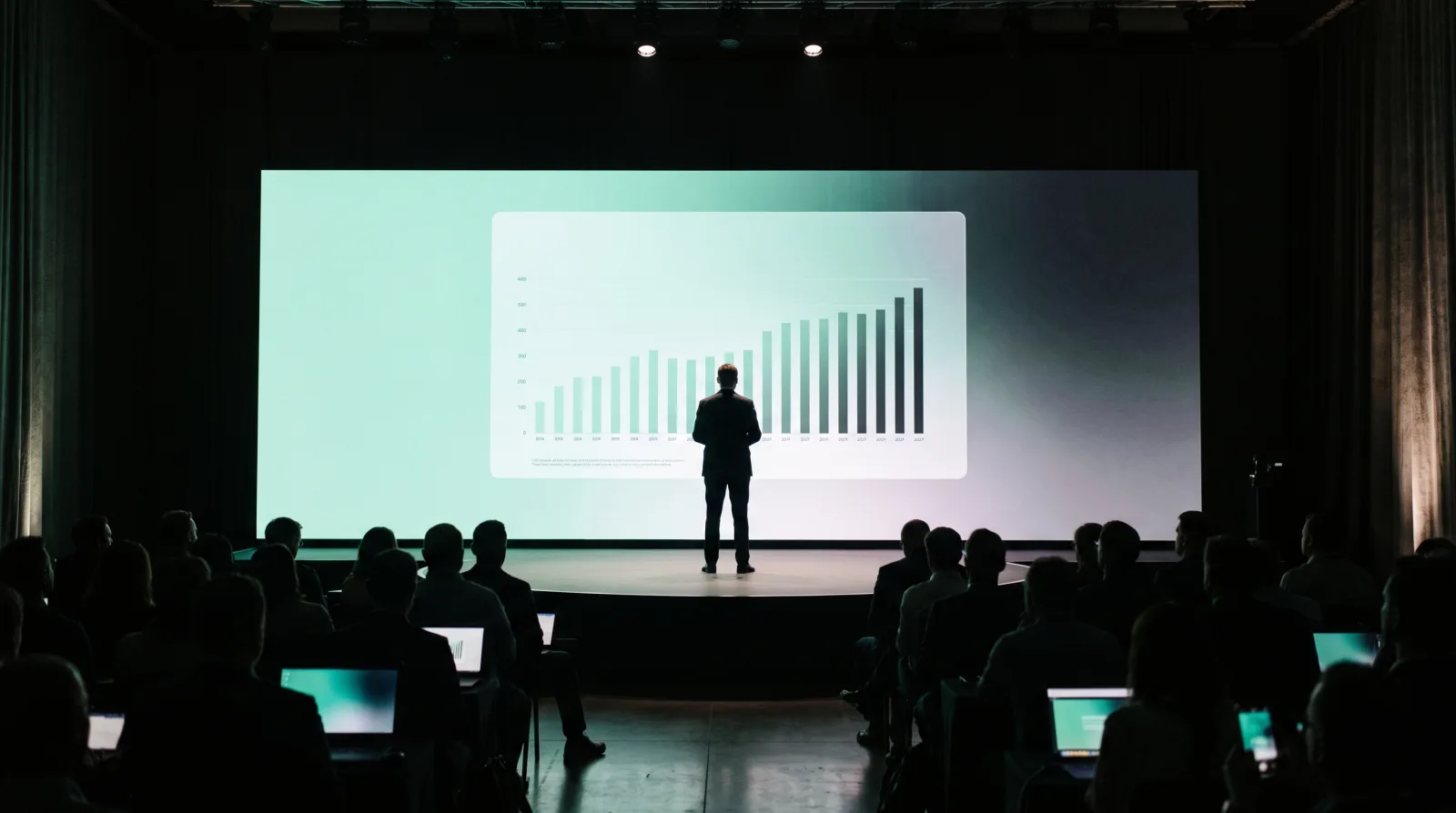 Event crew and speaker sharing one live deck with Cliqer as their Keynote clicker